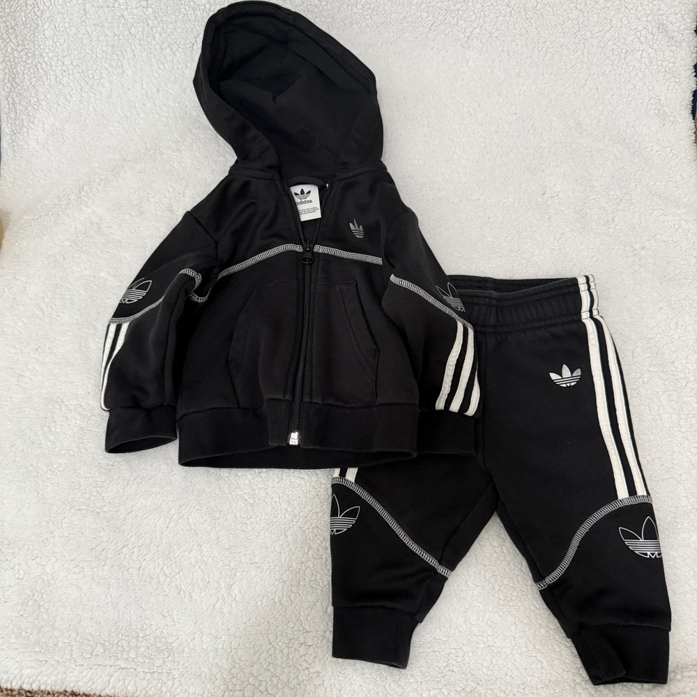 🖤 Adidas Originals Baby Tracksuit (6–9 Months)
